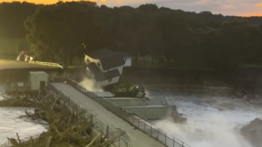 Momento em que casa cai de um penhasco para o rio em Minnesota 