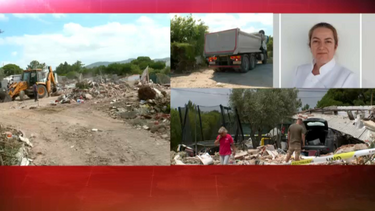 Amigos e vizinhos ajudam a limpar destroços de casa em Vila Nova de Milfontes. Explosão matou mãe e filha 