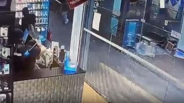 Trio armado com catanas assalta loja no Barreiro 