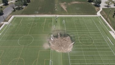 Buraco abre-se e engole parte de campo de futebol no Illinois