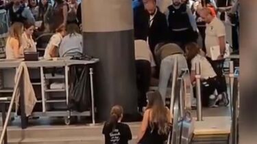 Imagens mostram jovem a ser socorrido após ser esfaqueado na praça de alimentação do NorteShopping em Matosinhos