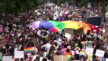 Marcha do Orgulho LGBTQ+ junta milhares de pessoas em Paris contra a transfobia