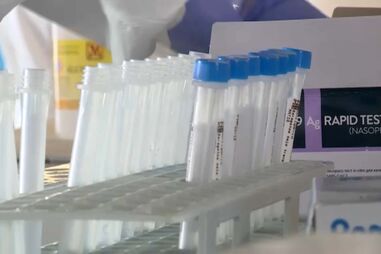 Covid-19 volta a superar os 200 contágios por dia