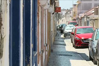 Homem oferece dinheiro e droga a jovem de 14 anos para a violar