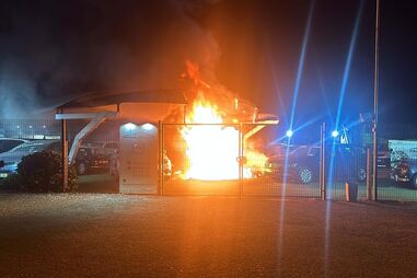 Incêndio em stand de automóveis em Gondomar destrói onze carros