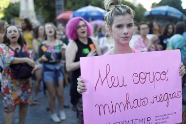 Brasileiras voltam às ruas contra proposta para equiparar aborto a homicídio