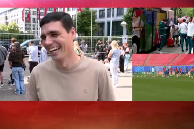 Adeptos concentram-se nas imediações do hotel onde se encontra  a Seleção Nacional