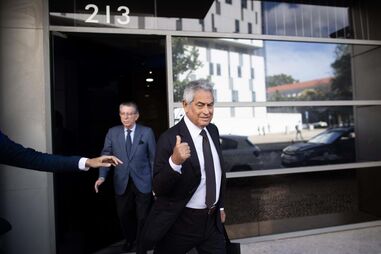 Luís Filipe Vieira, esta quarta-feira, à saída do DCIAP, em Lisboa, remeteu declarações para o seu advogado 