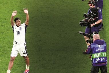 O inglês Jude Bellingham tem 20 anos e, além do talento para o futebol, foi modelo de roupa interior 