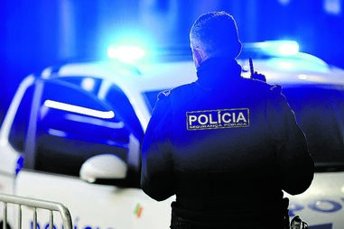 Dupla ameaça mulher com faca e rouba carro com recurso a carjacking. Perseguição policial deixa três agentes feridos