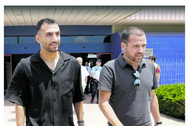 Pavlidis e Rui Pedro Braz esta quinta-feira à saída do aeródromo de Tires