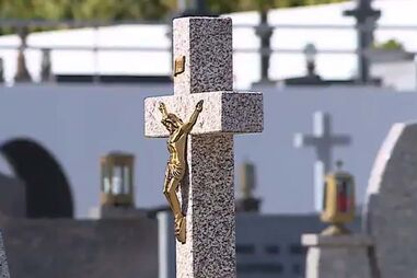 Ritual de bruxaria dentro de jazigo junto a um caixão em Vila Nova de Gaia