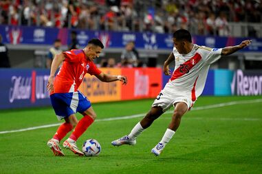 Alexis Sánchez, figura do Chile, tenta ultrapassar o peruano Joao Grimaldo