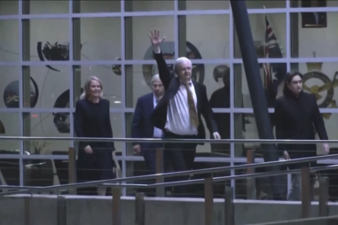 O momento em que Julian Assange chega à Austrália
