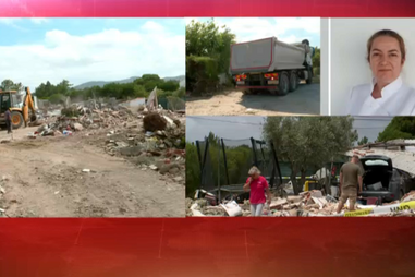 Amigos e vizinhos ajudam a limpar destroços de casa em Vila Nova de Milfontes. Explosão matou mãe e filha 