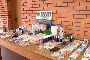 Droga e outro material apreendidos pela GNR ao grupo de suspeitos de tráfico