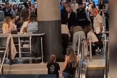 Imagens mostram jovem a ser socorrido após ser esfaqueado na praça de alimentação do NorteShopping em Matosinhos