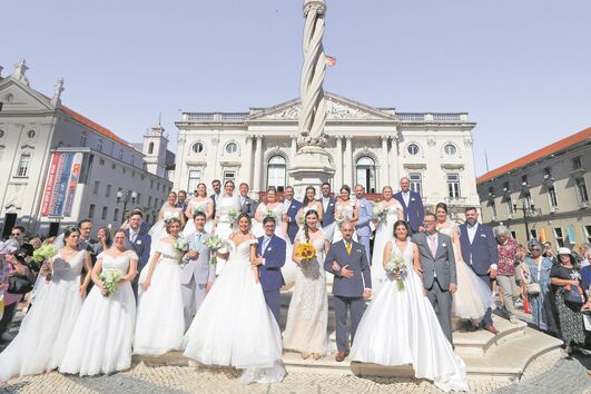 Depois dos casamentos, os 15 casais levaram um banho de multidão na Praça do Município