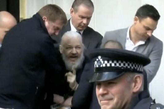 Momento da detenção de Julian Assange em 2012