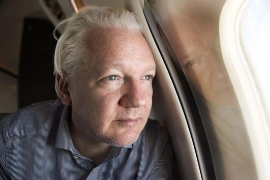 Julian Assange dentro de avião 