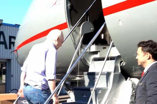 Julian Assange a entrar no avião 