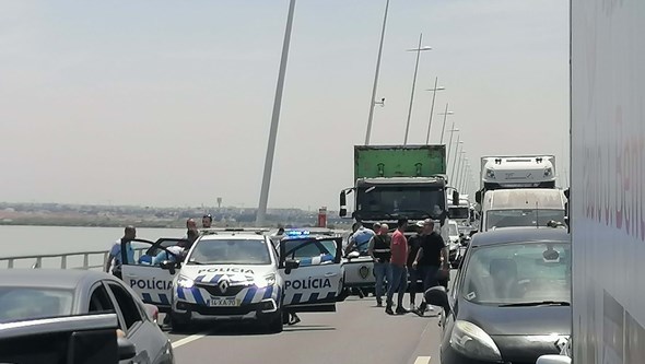 Condutor atropela polícia durante perseguição de 150 km que terminou na Ponte Vasco da Gama