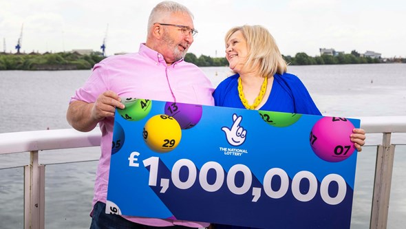 Sobrevivente de cancro na garganta ganha mais de um milhão de euros na lotaria