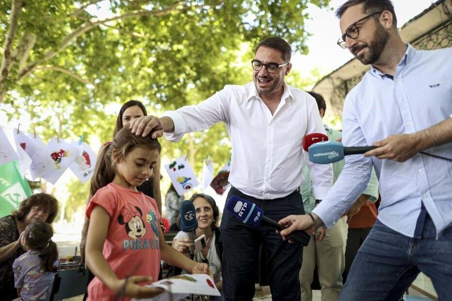 João Oliveira durante ação de campanha em Vila Franca de Xira