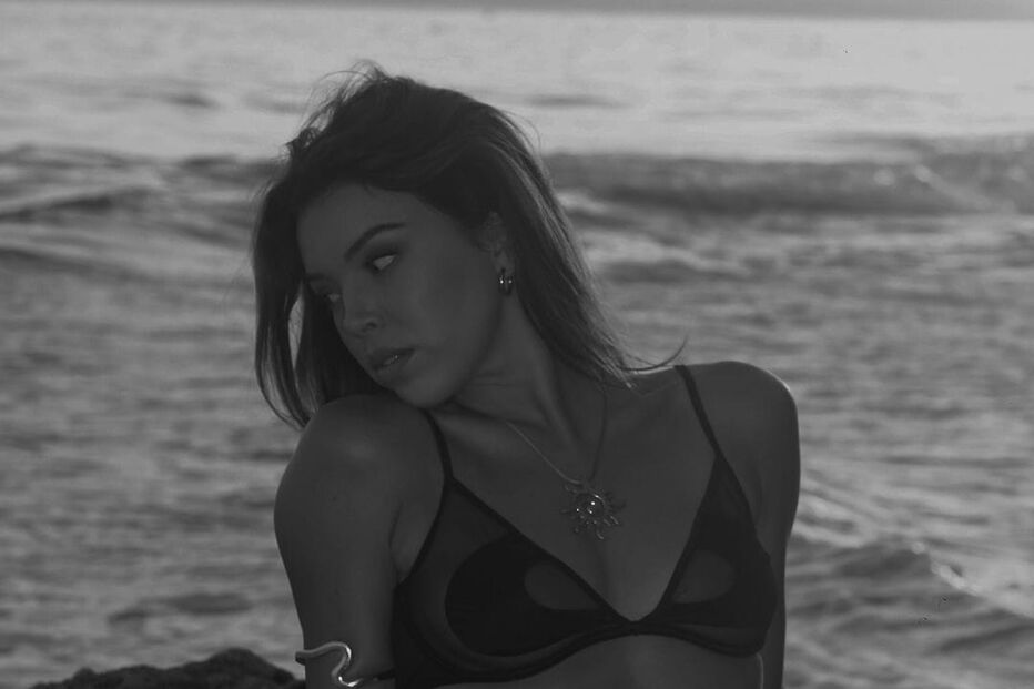 Isabela Cardinali deslumbra de biquíni