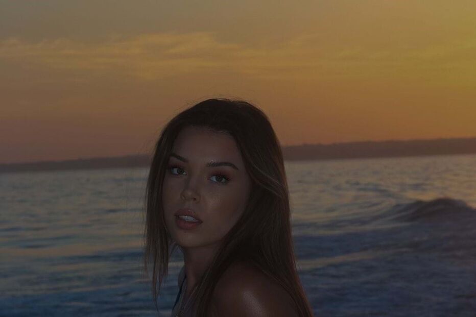 Isabela Cardinali deslumbra de biquíni