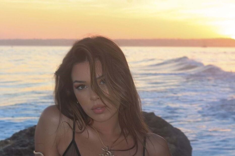 Isabela Cardinali deslumbra de biquíni