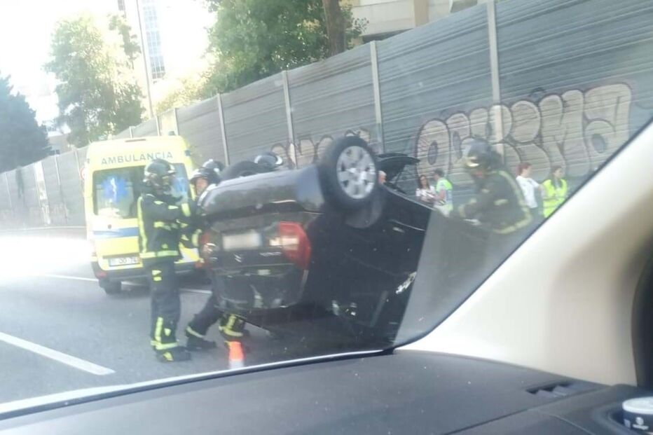Capotamento na VCI sentido Arrábida/Freixo, junto ao nó de Francos