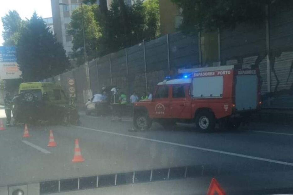 Capotamento na VCI sentido Arrábida/Freixo, junto ao nó de Francos