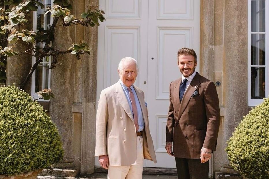 Carlos III e David Beckham posam para os fotógrafos