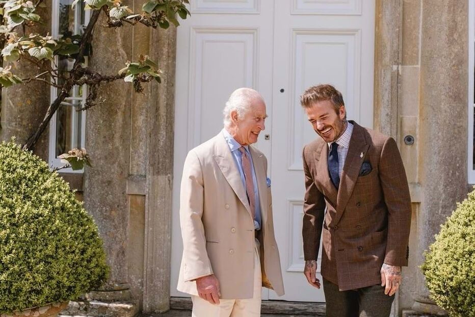 Carlos III e David Beckham posam para os fotógrafos