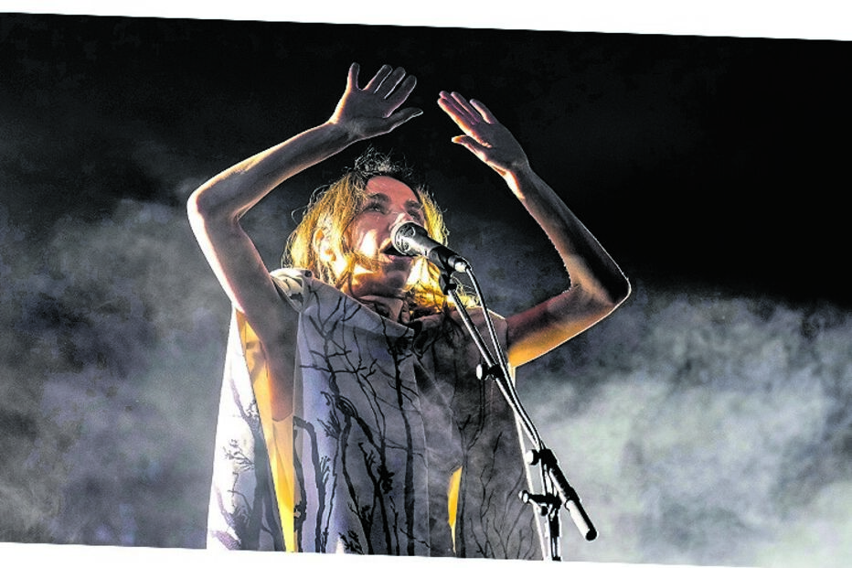 PJ Harvey atua amanhã