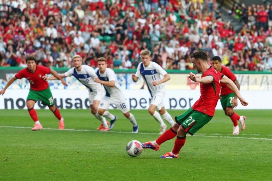 Diogo Jota marcou de penálti o segundo golo de Portugal no jogo contra a Finlândia