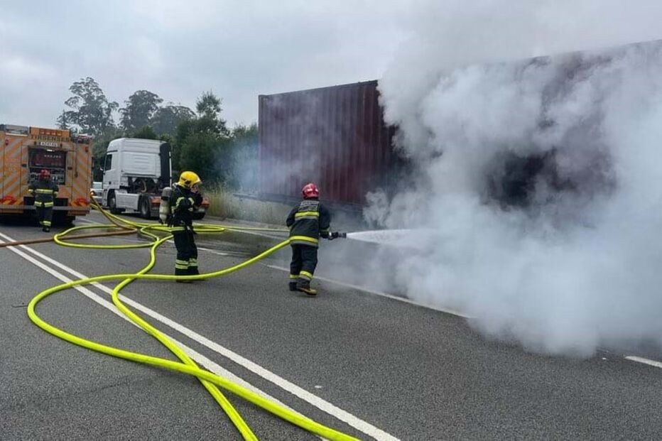 Camião arde na variante à EN105 em Santo Tirso
