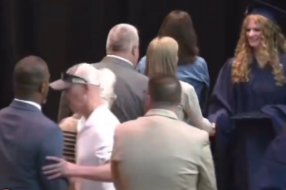 Pai de aluna impede superintendente negro de lhe apertar a mão durante cerimónia de graduação nos EUA