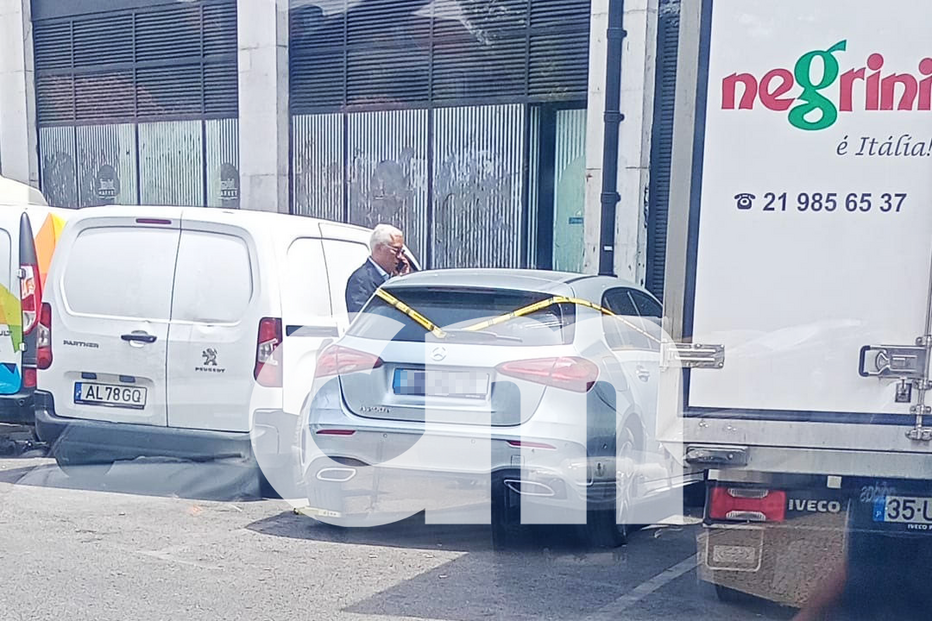 António Costa distrai-se, estaciona em lugar proibido e polícia bloqueia-lhe o automóvel. Veja a imagem