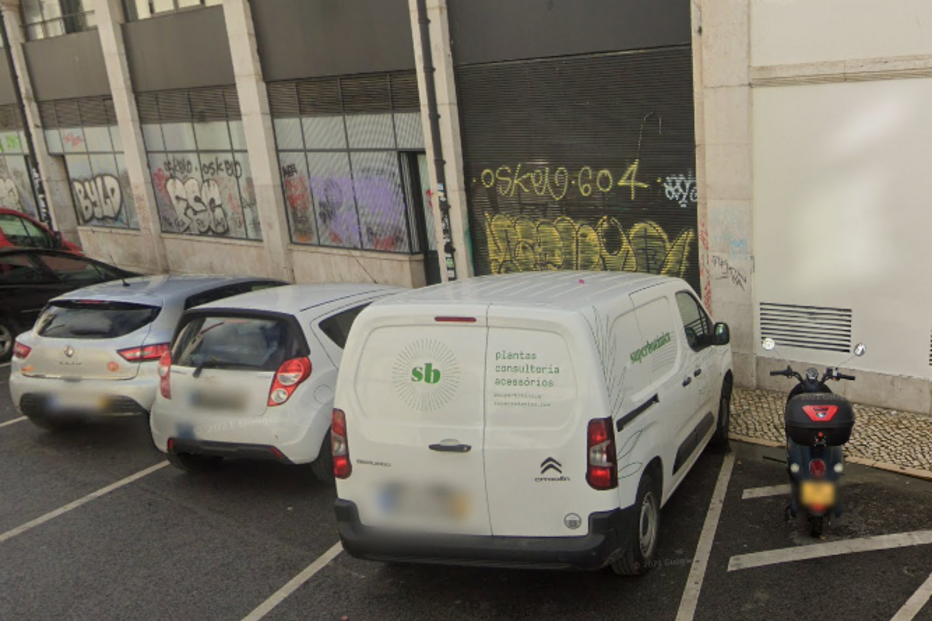 António Costa distrai-se, estaciona em lugar proibido e polícia bloqueia-lhe o automóvel. Veja a imagem