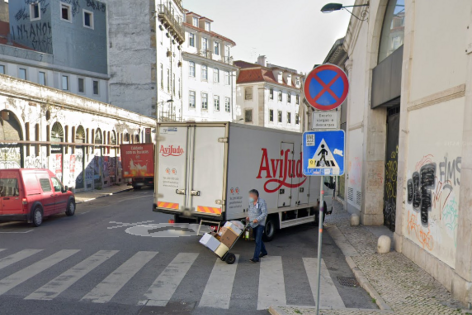 António Costa distrai-se, estaciona em lugar proibido e polícia bloqueia-lhe o automóvel. Veja a imagem