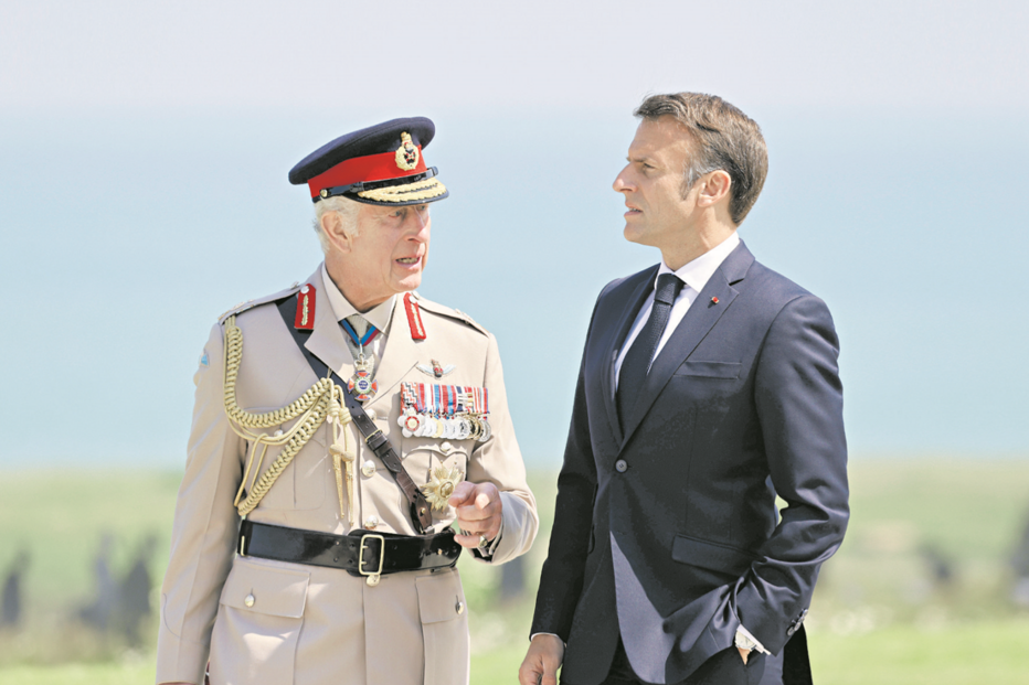 Carlos III à conversa com Macron