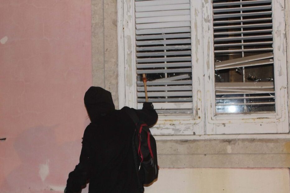 Manifestantes partem janelas Ministério dos Negócios Estrangeiros