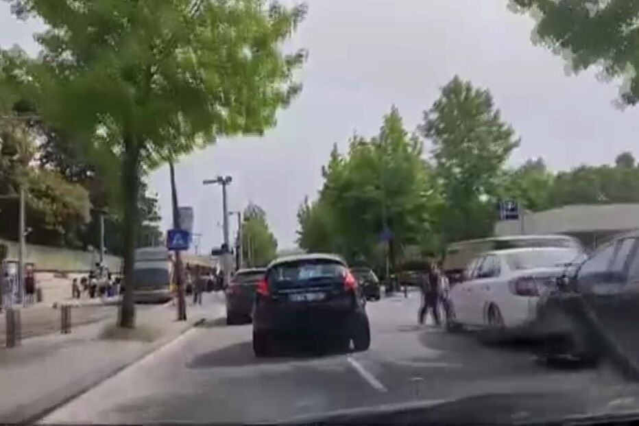 'Não deixe passar. Ele matou uma pessoa': Condutor persegue homem que atropelou mulher em Matosinhos. Veja as imagens