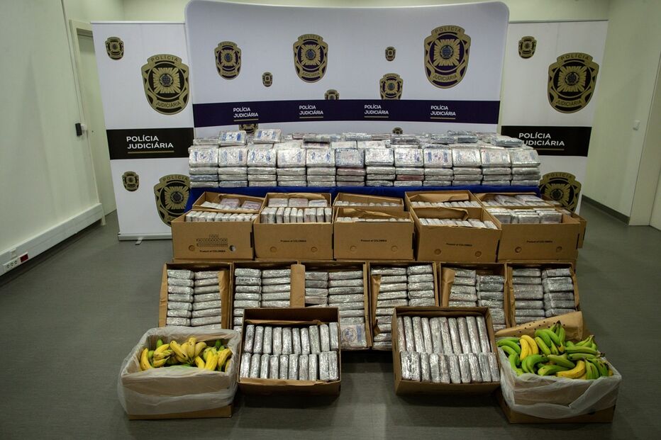 Grupo armado invade armazém em busca de ‘coca’