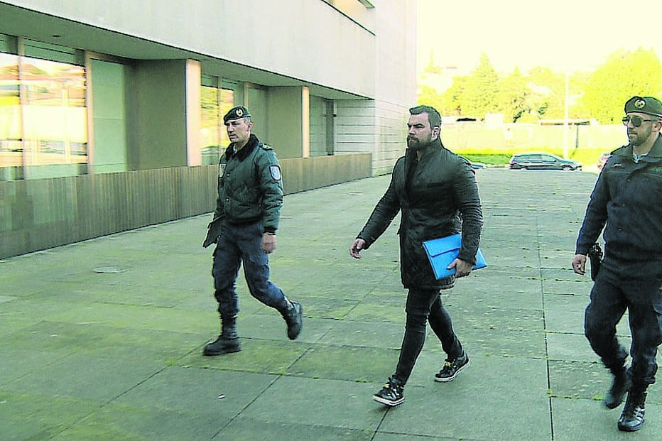 Sérgio Ribeiro (ao centro) durante uma das sessões do julgamento em que foi condenado