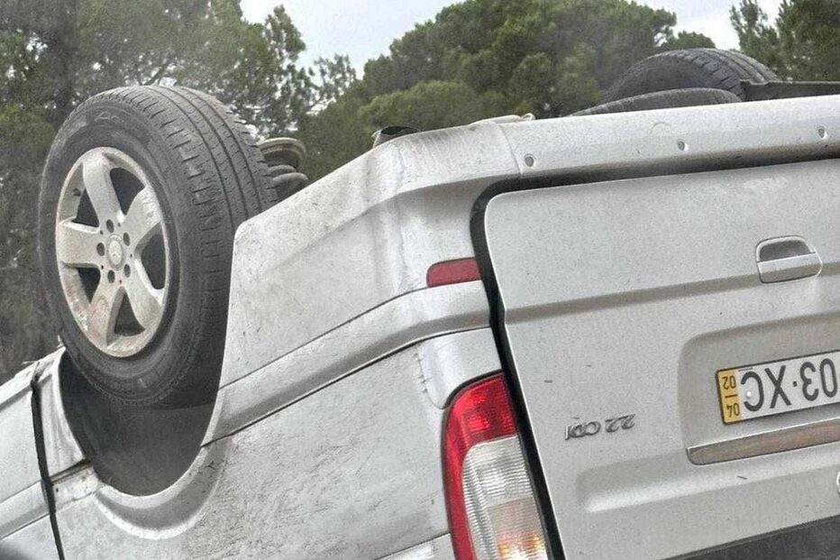 Um dos automóveis envolvidos no acidente capotou