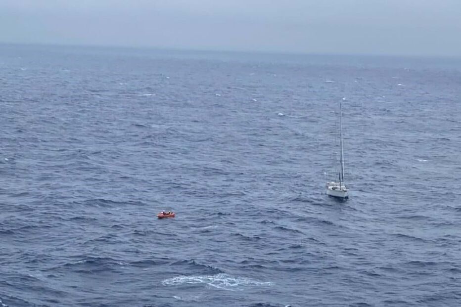 Marinha coordena resgate de veleiro com quatro tripulantes ao largo dos Açores