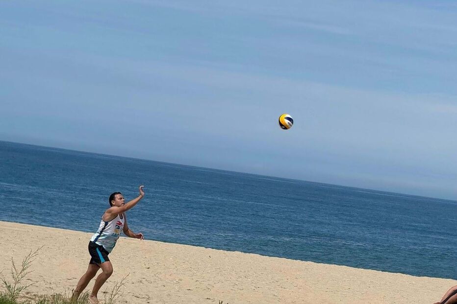 Luís Montenegro a jogar vólei na praia